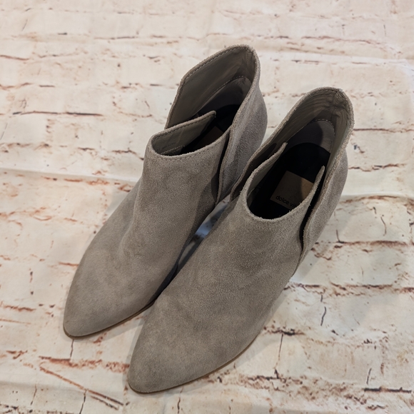 ๐ SALE ๐ NWOB Dolce Vita Daine Taupe Suede Ankle Boots - Picture 3 of 9